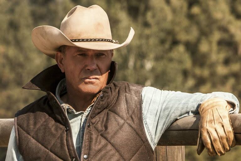 Kevin Costner como el patriarca John Dutton en la serie Yellowstone, con la que Horizon tiene muchos puntos de contacto