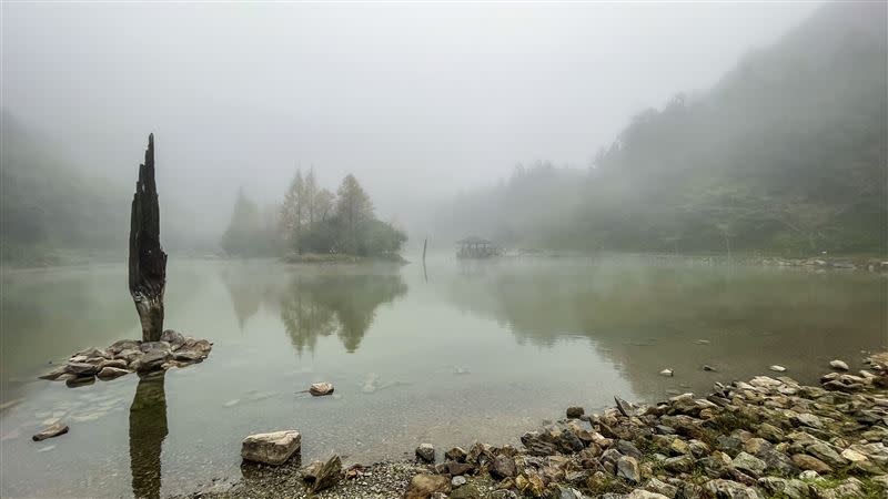 雲霧飄蕩明池湖。（圖／旅宿業者提供）