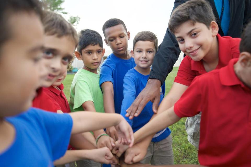 Niños en edad de la escuela primaria participan en el programa extraescolar de la YMCA. El 18 de abril de 2023, la junta directiva de The Children's Trust anunció una asignación de fondos de $383 millones para apoyar a 143 programas extraescolares y campamentos de verano como este en el Condado Miami-Dade durante los próximos cinco años.