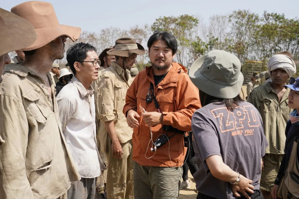 導演孫介珩（中）在高雄南星計畫區整地填土搭建《聽海湧》戰俘營主景，並於當地徵求外籍臨演飾演俘虜。左二為施名帥。（公視提供）