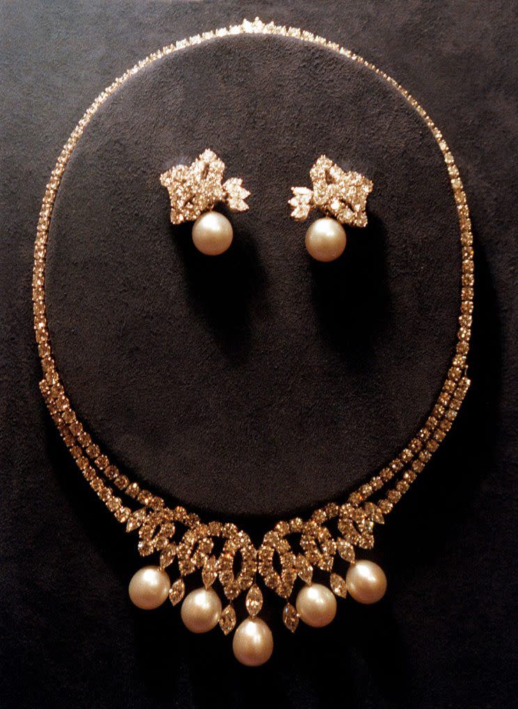 Ein Collier von Asprey & Garrard, Juweliere der königlichen Familie, das Prinzessin Diana am 3. Juni 1997 einmal trug, wird jetzt versteigert. (Bild: Getty Images)