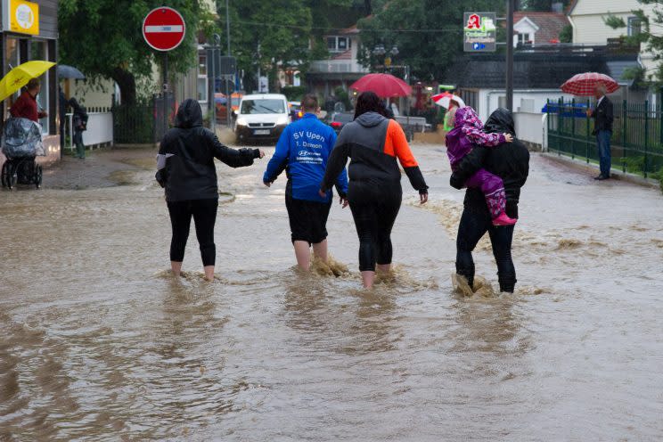 Überflutete Straßen im niedersächsischen Bad Harzburg (Bild: dpa)