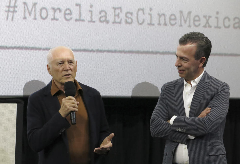 Frank Marshall, codirector del documental "Jazz Fest: A New Orleans Story" habla junto al presidente del festival, Alejandro Ramírez, en una ceremonia para develar una butaca con su nombre en el Festival Internacional de Cine de Morelia en Morelia, México, el 23 de octubre de 2022. (Foto AP/Berenice Bautista)