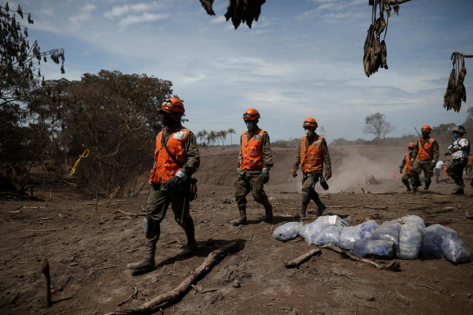 <p>Rescue workers look for remains at an area affected by the eruption of the Fuego volcano at El Rodeo in Escuintla, Guatemala June 6, 2018. REUTERS/Jose Cabezas – RC1B1874FA00 </p>