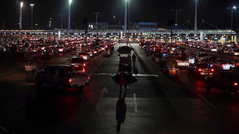 EE.UU. reabre la frontera terrestre con México.