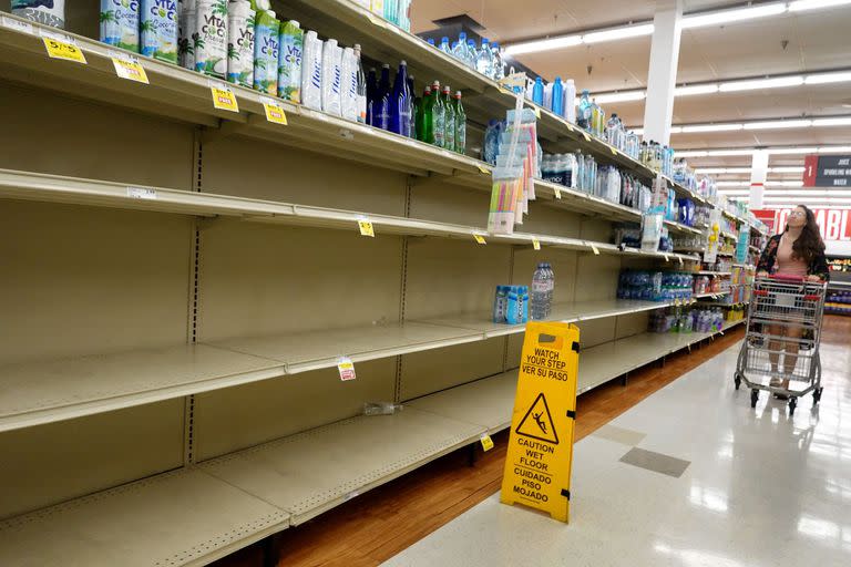 La sección de agua de una tienda de comestibles está casi vacía mientras la gente se abastece antes de la posible llegada del huracán Idalia el 29 de agosto de 2023 a Pinellas Park, Florida. Se pronostica que el huracán Idalia toque tierra en la costa del Golfo de Florida el miércoles por la mañana. Joe Raedle/Getty Images/AFP (Photo by JOE RAEDLE / GETTY IMAGES NORTH AMERICA / Getty Images via AFP)