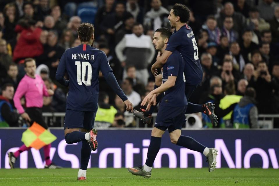 Incroyable ! Le PSG double la mise seulement deux minutes après le but de Mbappé, par l’intermédiaire de Sarabia. Sur un centre de Bernat côté gauche, Kylian laisse passer le ballon qui arrive sur Draxler plein axe aux 18m. La frappe du gauche de l'Allemand est contrée par Ramos , mais le cuir revient sur Sarabia qui, sans contrôle, propulse le ballon dans la lucarne. Cette fin de match est totalement folle !