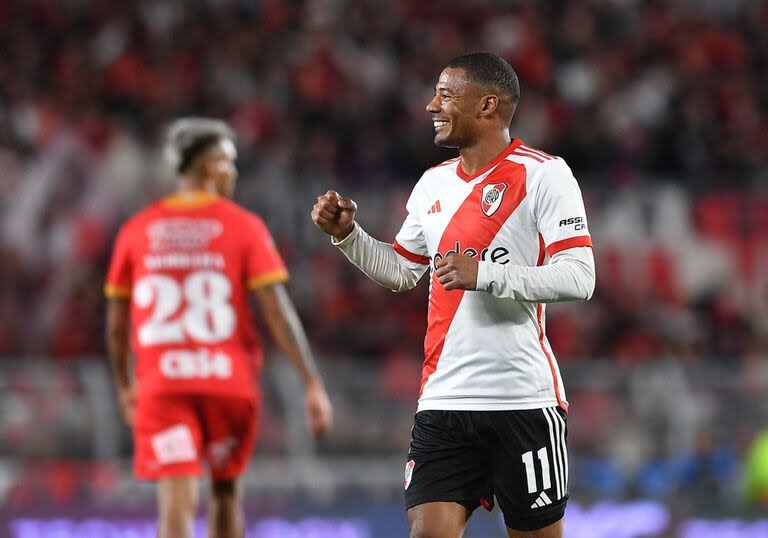 De la Cruz festeja un gol de River vs Arsenal