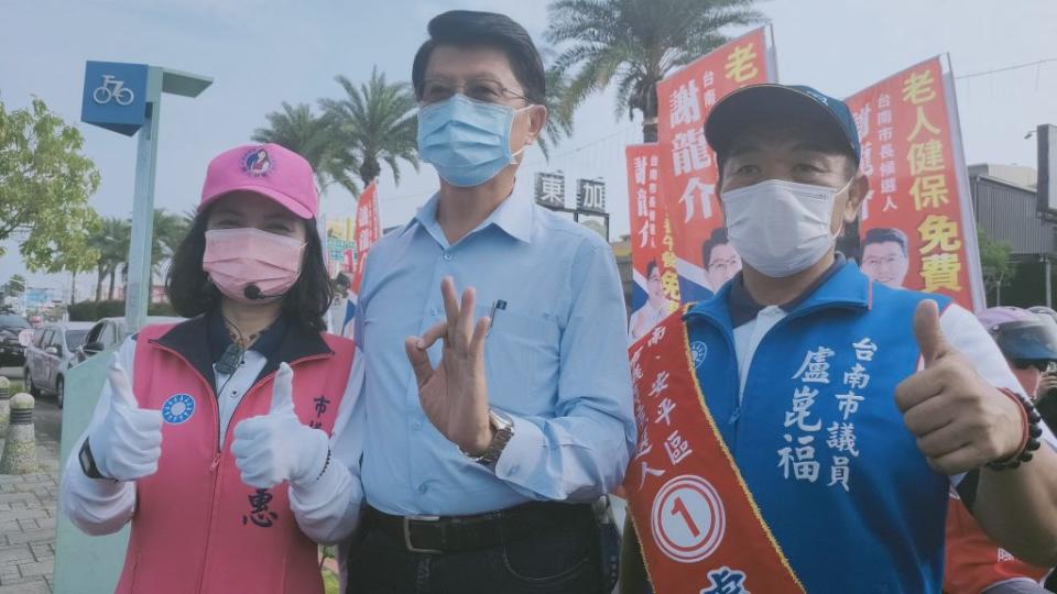 國民黨市長候選人謝龍介和議員們合體，進行安平、南區車隊掃街。（記者林雪娟攝）