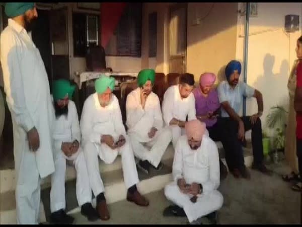 Punjab Deputy CM Sukhjinder Randhawa, Congress leader Kuljit Nagra along with other party leaders detained by UP police in Saharanpur (Photo/ANI)