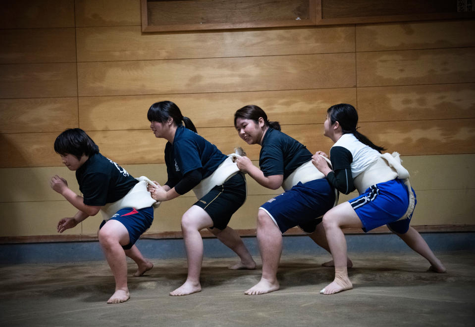 Luchadoras del equipo de sumo femenino de la Universidad de Asahi participan en una sesión de entrenamiento en el gimnasio de sumo de la universidad. La práctica de sumo femenino en Japón se limita a los circuitos estudiantiles. (Foto de Carl Court/Getty Images)