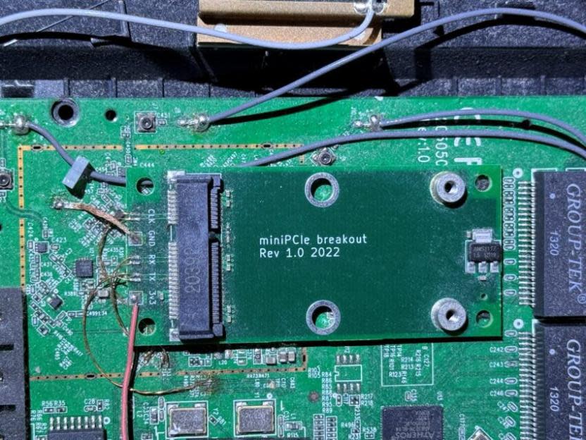 El minipuerto PCIe fue soldado en la placa del router para continuar con el proyecto