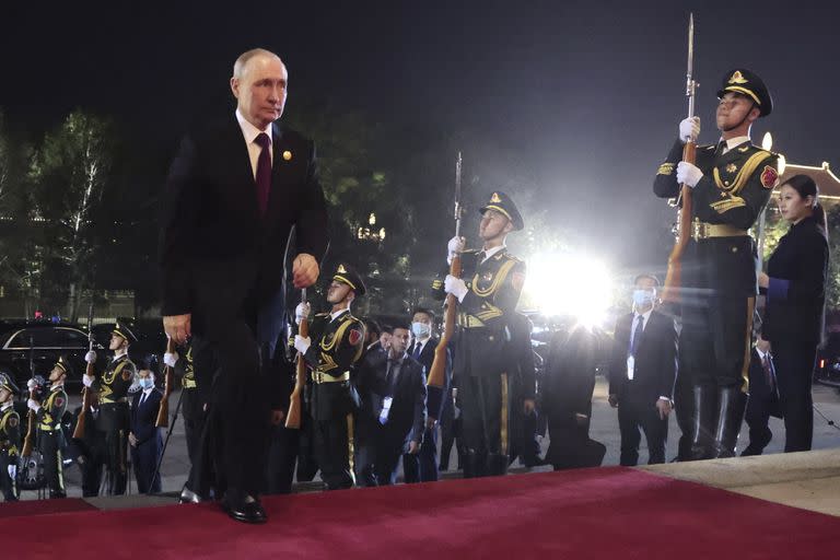 El presidente ruso, Vladímir Putin, llega a una ceremonia de bienvenida a los jefes de las delegaciones que participan en el Foro de la Franja y la Ruta en Pekín, China.