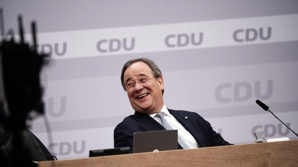 Der neue Parteivorsitzende Armin Laschet sitzt beim digitalen CDU-Bundesparteitag auf dem Podium.