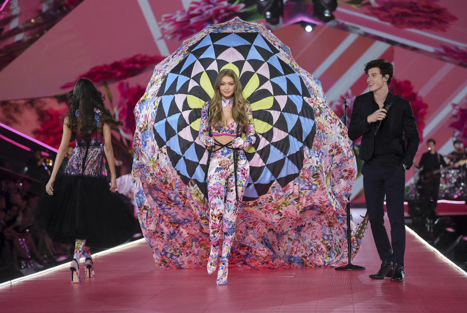 La modelo Gigi Hadid, centro, camina por la pasarela en el desfile 2018 de Victoria's Secret en Pier 94 el jueves 8 de noviembre de 2018 en Nueva York. (Foto Evan Agostini/Invision/AP)