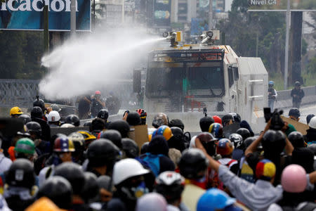 Demonstrators clash with riot security forces while rallying against Venezuela's President Nicolas Maduro in Caracas, Venezuela, May 31, 2017. REUTERS/Carlos Garcia Rawlins