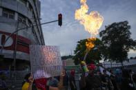 Manifestantes protestan frente a la Asamblea Nacional en contra de un contrato minero entre First Quantum Minerals de Canadá y el gobierno panameño relacionado con la mina Cobre Panamá, el jueves 19 de octubre de 2023, en Ciudad de Panamá. (AP Foto/Arnulfo Franco)