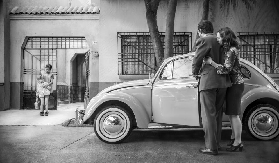 La actriz Marina de Tavira, a la derecha, en una escena de la película “Roma”, del cineasta mexicano Alfonso Cuarón. (Carlos Somonte/Netflix vía AP)