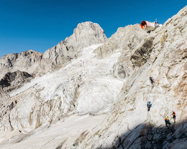 Climbers ascending to Bivacco Gervasutti.
