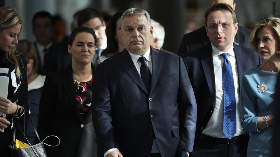 Viktor Orban (M.), Ministerpräsident von Ungarn, auf dem Weg zu einem Treffen der Europäischen Volkspartei (EVP) im Europäischen Parlament. Foto: Francisco Seco/AP