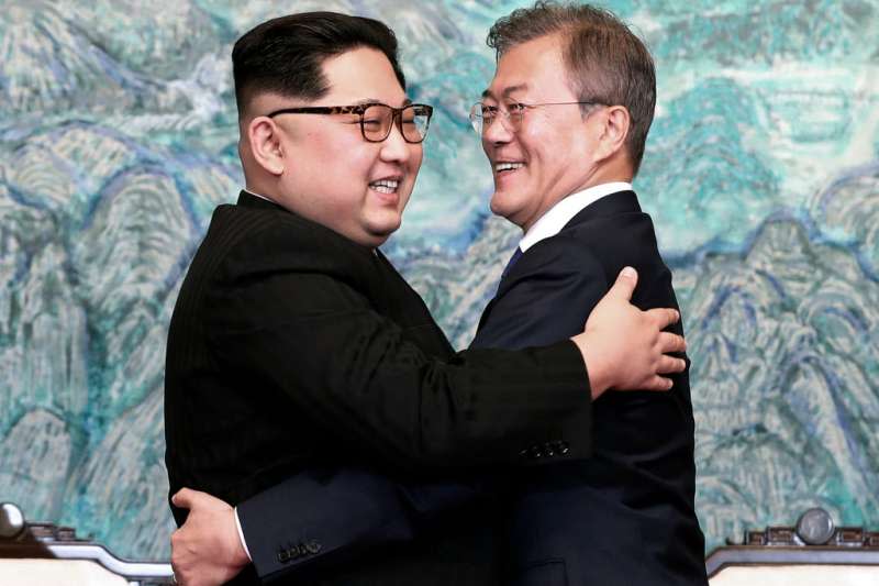 2018年4月247日，兩韓領導人金正恩、文在寅見面相擁。AP