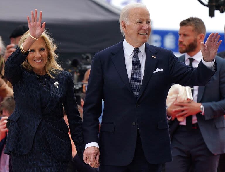 El presidente estadounidense Joe Biden y su esposa, la primera dama estadounidense Jill Biden, llegan a la ceremonia conmemorativa internacional en la playa de Omaha para conmemorar el 80º aniversario del desembarco aliado del 