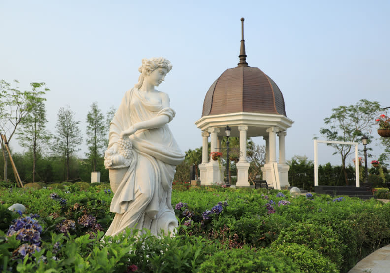 佐登妮絲城堡讓造訪旅客一入園，就彷彿置身歐洲，也吸引許多新人專程來拍夢幻婚紗。張智傑攝。