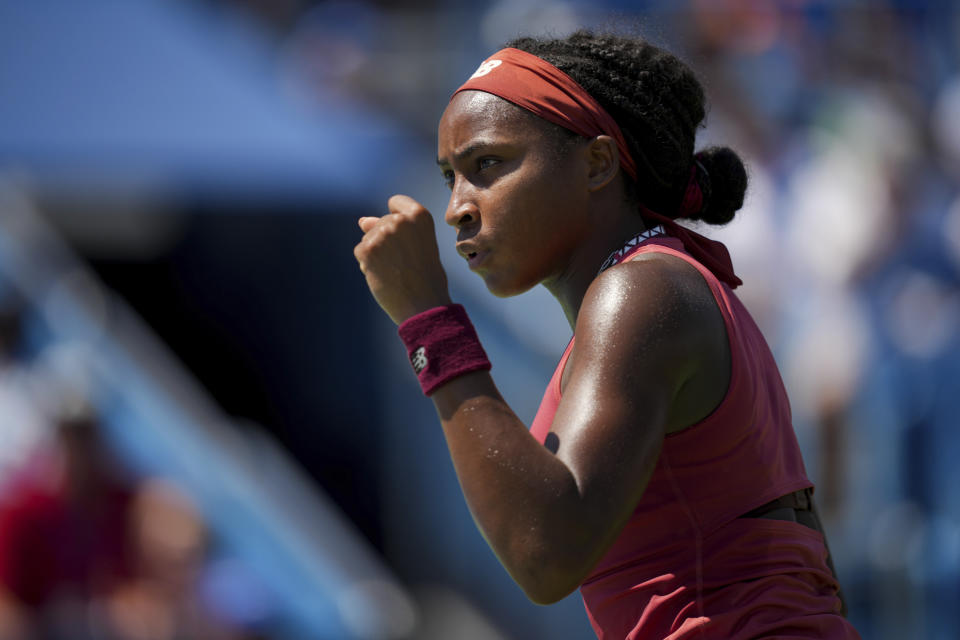 Coco Gauff, de Estados Unidos, reacciona después de ganar un punto en contra de Karolina Muchova, de República Checa, durante la final individual del torneo de tenis Western & Southern Open, el domingo 20 de agosto de 2023, en Mason, Ohio. (AP Foto/Aaron Doster)