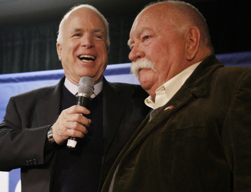 En esta foto del 4 de enero de 2008, el candidato presidencial republicano John McCain presenta al actor Wilford Brimley durante un evento de su campaña en Hudson, New Hampshire. Brimley, conocido por películas que incluyen "Cocoon", "The Natural" y "The Firm", murió el sábado 1 de agosto del 2020 en un hospital en Utah. Tenía 85 años. (AP Foto/Charles Dharapak, Archivo)