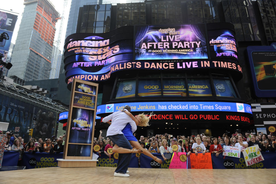 Season 14 champ Donald Driver lifts his pro partner Peta Murgatroyd in a sexy Cha-Cha.