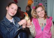 Jeansjacken wie die von Anna Frenzel-Röhl (links), die von 2000 bis 2002 bei GZSZ dabei war, kann man heute schon wieder in den Geschäften finden. Bei der rosa Girlie-Kuscheljacke und den auffälligen Zopfgummis von Jeanette Biedermann wird es wohl eher schwierig. (Bild: RTL / Rolf Baumgartner)