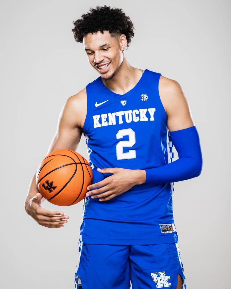 Fifth-year college basketball forward Tre Mitchell committed to the Kentucky men’s basketball program Monday afternoon. Mitchell previously played at Massachusetts, Texas and West Virginia.