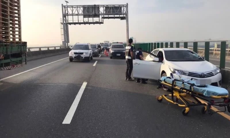 ▲台88事故！鐵片砸中汽車慘釀1死 。（圖／翻攝畫面）