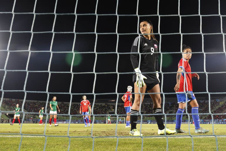 María José Urrutia es delantera de Chile pero tuvo que ponerse los guantes ante México: