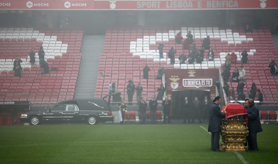 Eusebio's coffin arrives at the Luz stadium in Lisbon January 6, 2014.