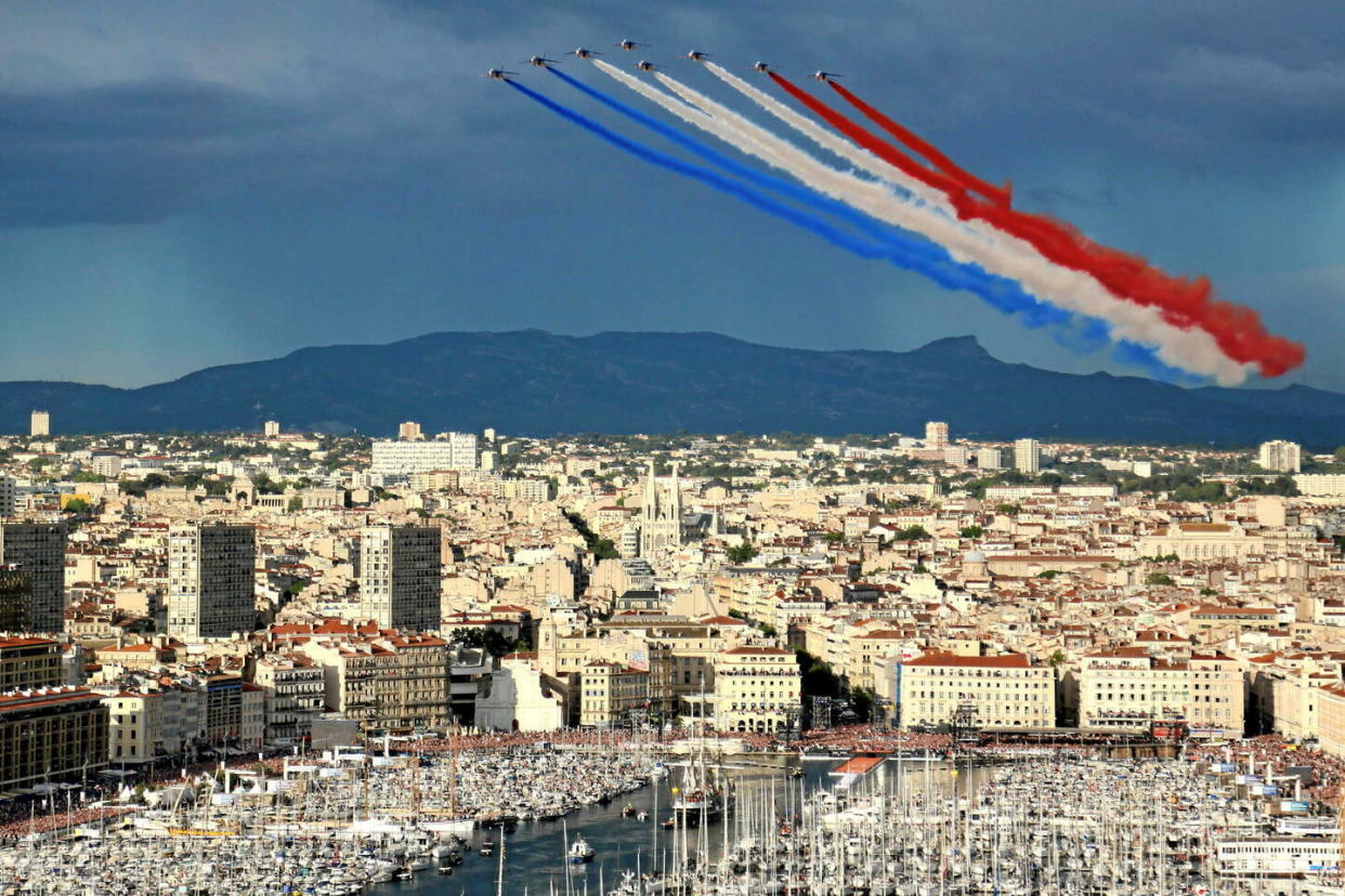 La patrouille de France dessine le drapeau tricolore dans le ciel lors de l'arrivée du Belem au Vieux-Port, le 8 mai 2024.  - Credit:Frederic Munsch/SIPA / SIPA / Frederic Munsch/SIPA