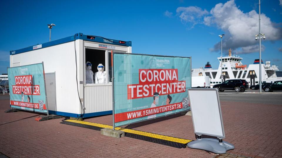 Corona-Schnelltests werden am Fähranleger angeboten.