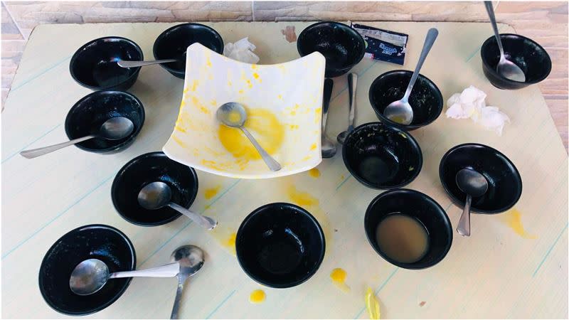 12人分吃1碗芒果冰，「小碗堆滿桌」，引發輿論。（圖／翻攝自爆料公社二社）