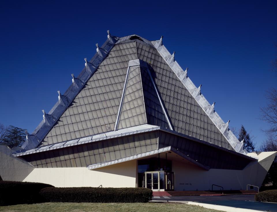 Beth Sholom Synagogue (Elkins Park, Pennsylvania)
Frank Lloyd Wright’s lone synagogue design lies in this Philly suburb riffs on Mayan Revival architecture and its interior lighting casts a soft glow at night, as seen from outside, and thanks to translucent fiberglass walls.