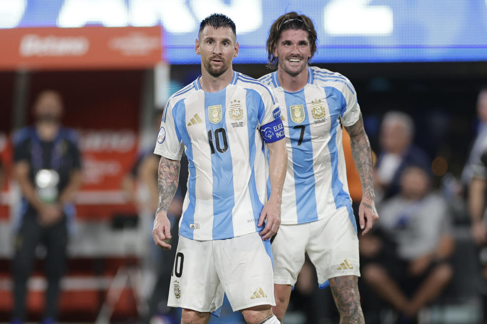 Los argentinos Lionel Messi (izquierda) y Rodrigo De Paul Lionel Messi durante la semifinal de la Copa América contra Canadá, el martes 9 de julio de 2024, en East Rutherford, Nueva Jersey. (AP Foto/Adam Hunger)