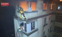 <p>Un momento de la actuación de los bomberos. Los profesionales intentan rescatar a aquellos que están dentro del edificio.<br>Foto: Paris Fire Dept. via AP </p>