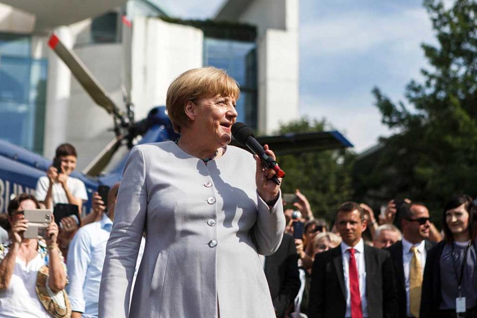 Fragestunde: Angela Merkel interviewt Jérôme Boateng