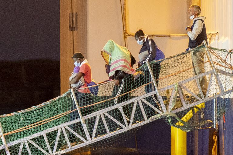 Pocos migrantes fueron autorizados a desembarcar hoy en Catania, Sicilia