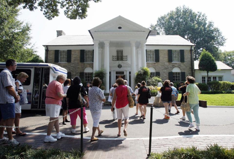 Tourists gather outside Graceland Mansion (AFP/GETTY)