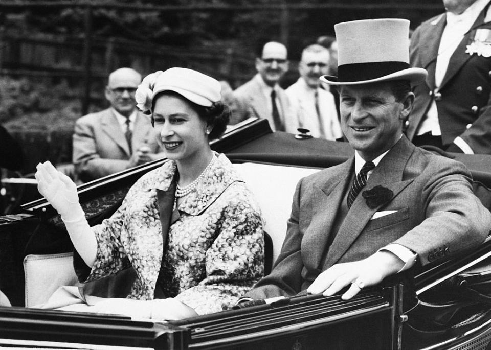 La pareja yendo a una carrera de caballos en 1957.