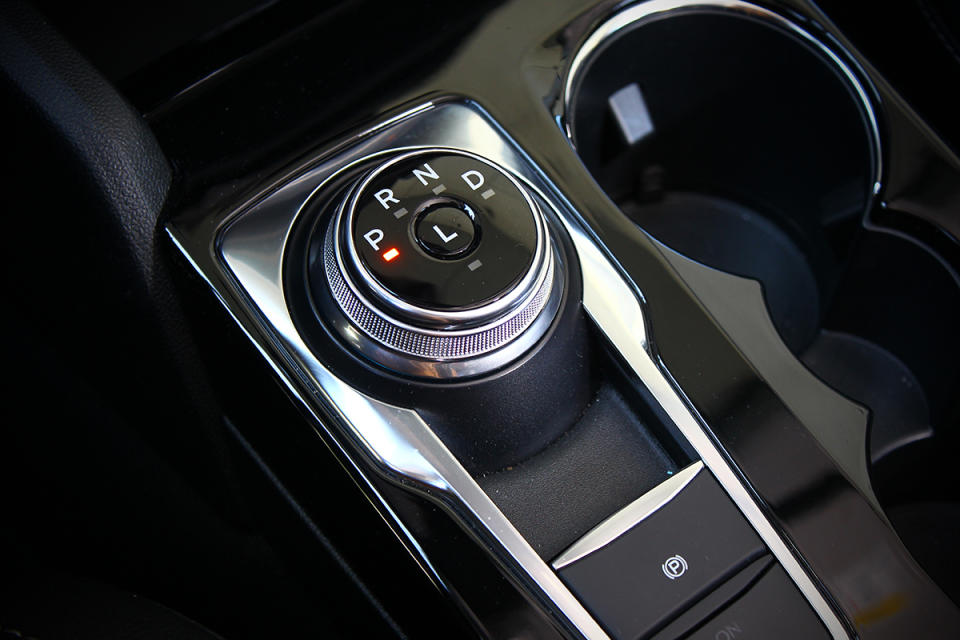 E-Shifter電子式旋鈕排檔系統與EPB按鍵式電子手煞車不僅操作方便，同時帶來滿滿科技感度。