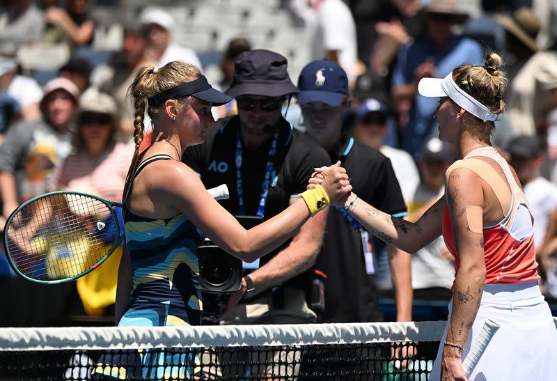 Foto del lunes de la ucraniana Dayana Yastremska saludando a la checa Marketa Vondrousova tras vencerla por la primera ronda del Abierto de Australia