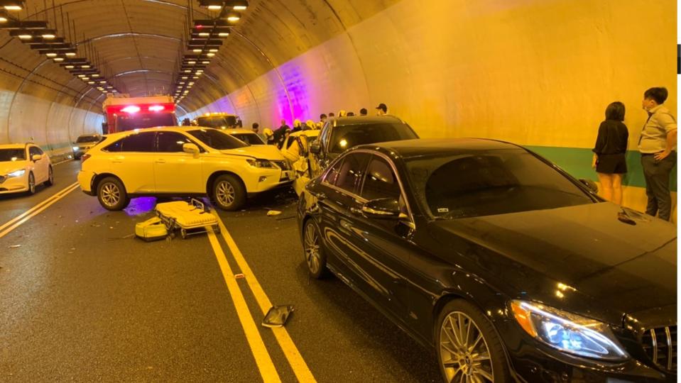 汐止隧道內發生嚴重車禍。（圖／東森新聞）