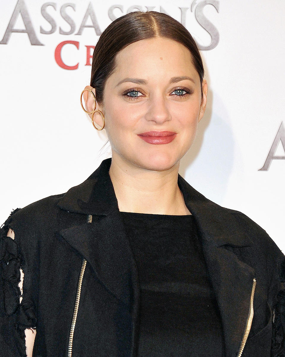 <p>Is it a minimalist sculpture? The latest Button headphone by Will.I.Am? Two hoop earrings that got tangled together in her jewelry box? No, it's just Marion Cotillard's latest ear-spanning accessory.</p>