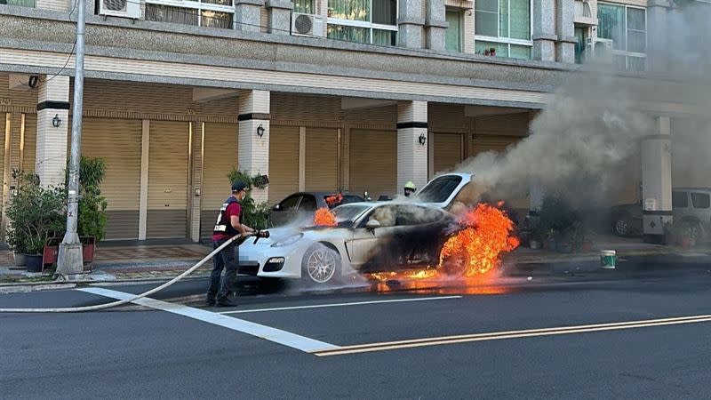 豪華汽車白色保時捷Panamera試車途中起火。（圖／翻攝畫面）